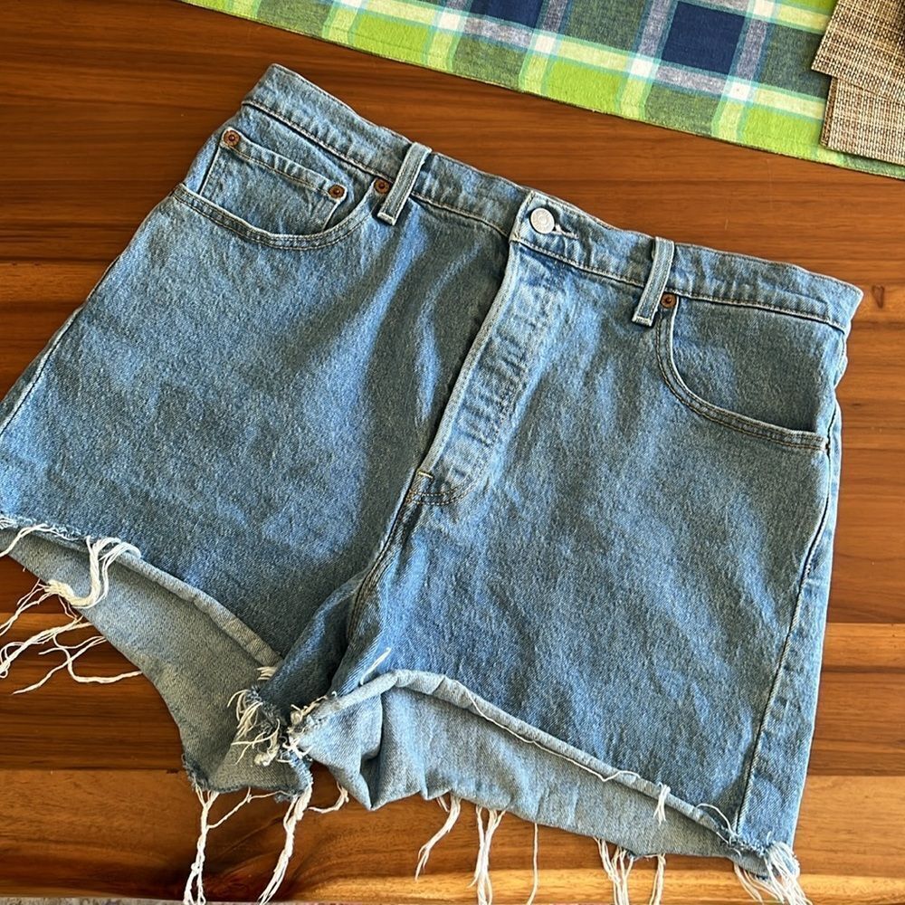 Levi's Ribcage Short Sz 32 - Picture 2 of 7